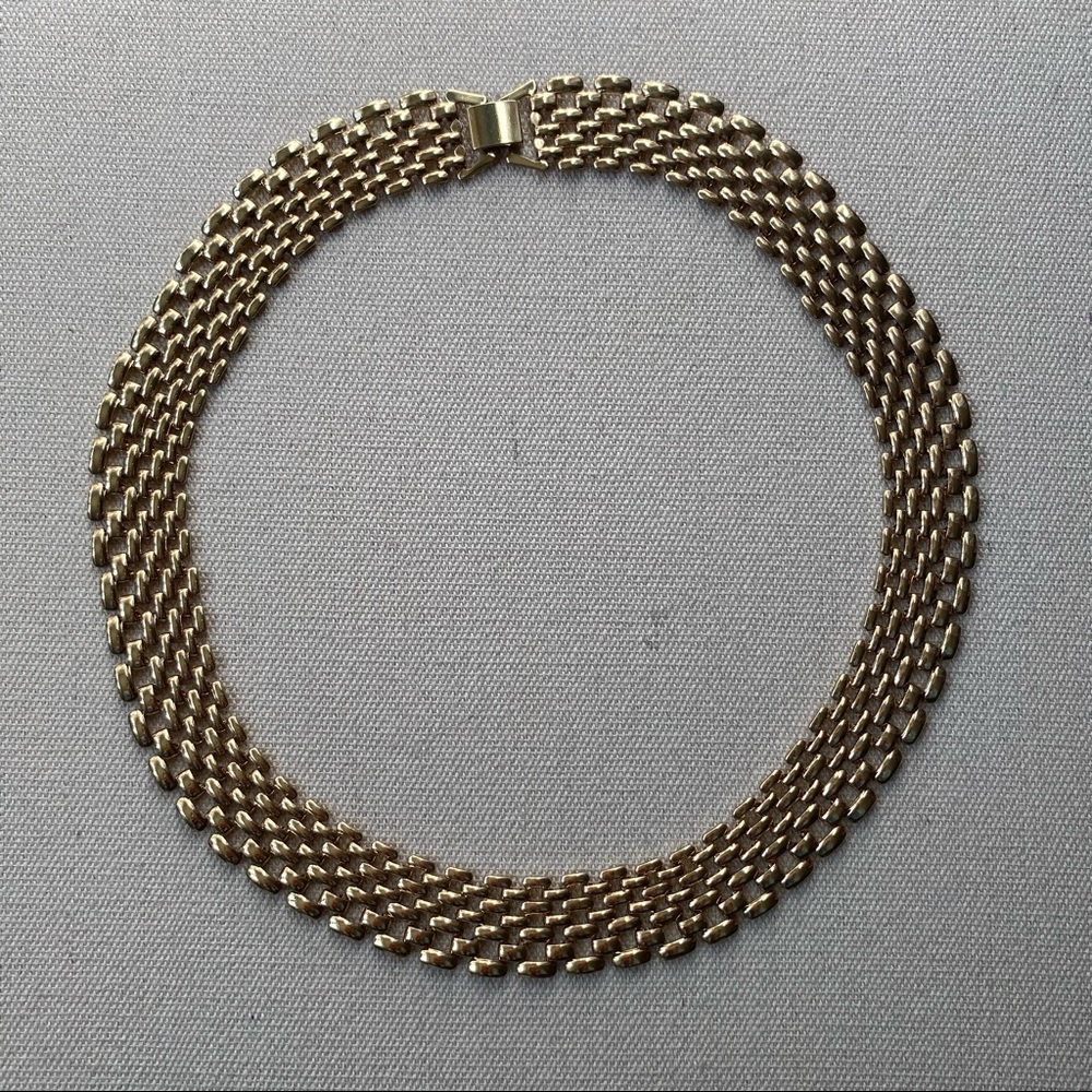 Elegant gold necklace